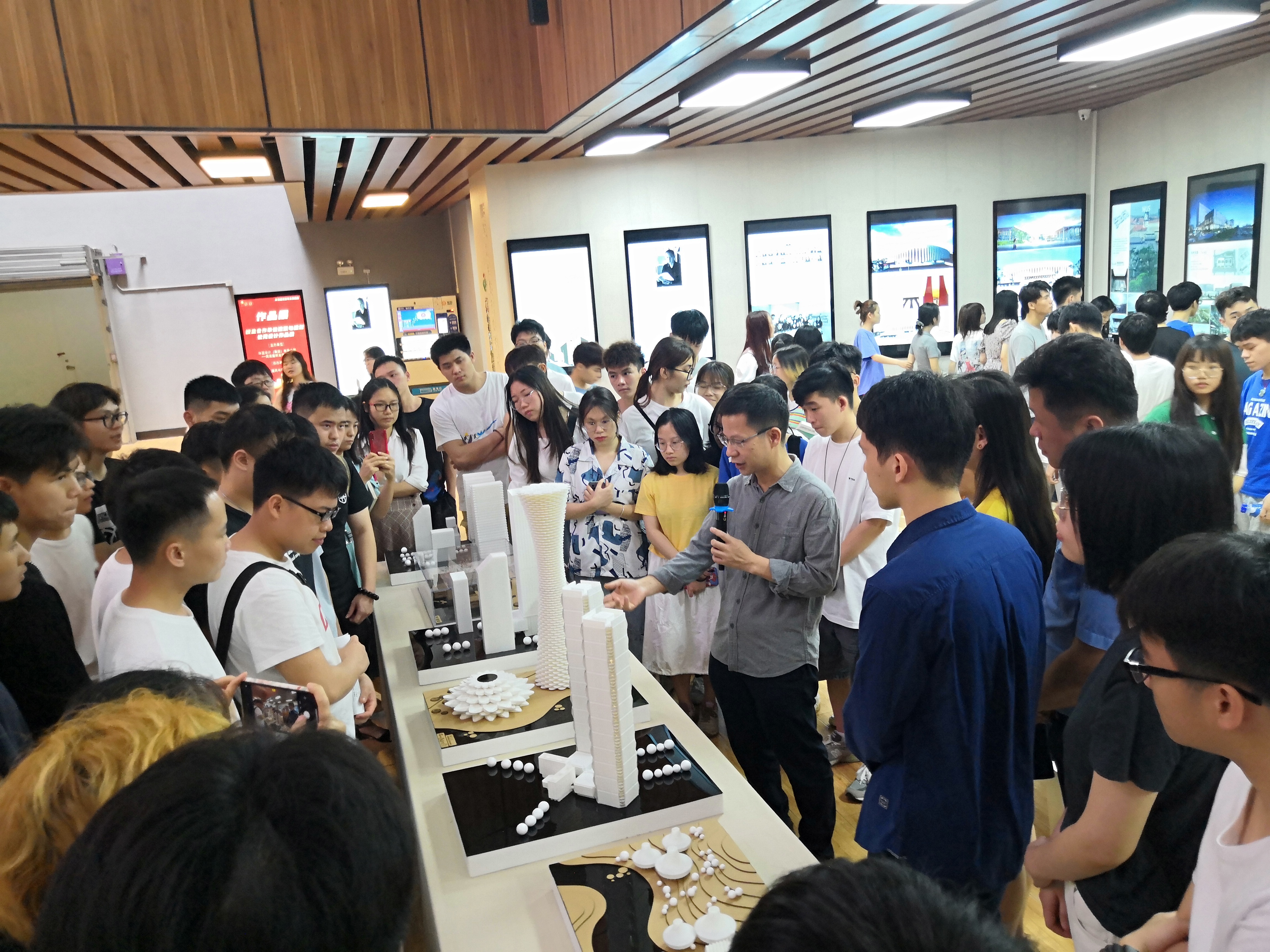 华蓝设计（集团）总开云线上平台（集团）官方网站师庞波先生给学生讲解作品
