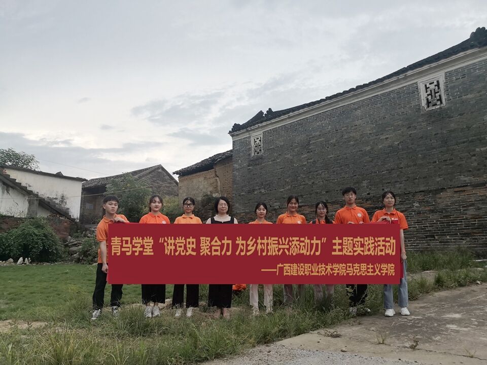 宣讲团成员在古开云线上平台（集团）官方网站前合影