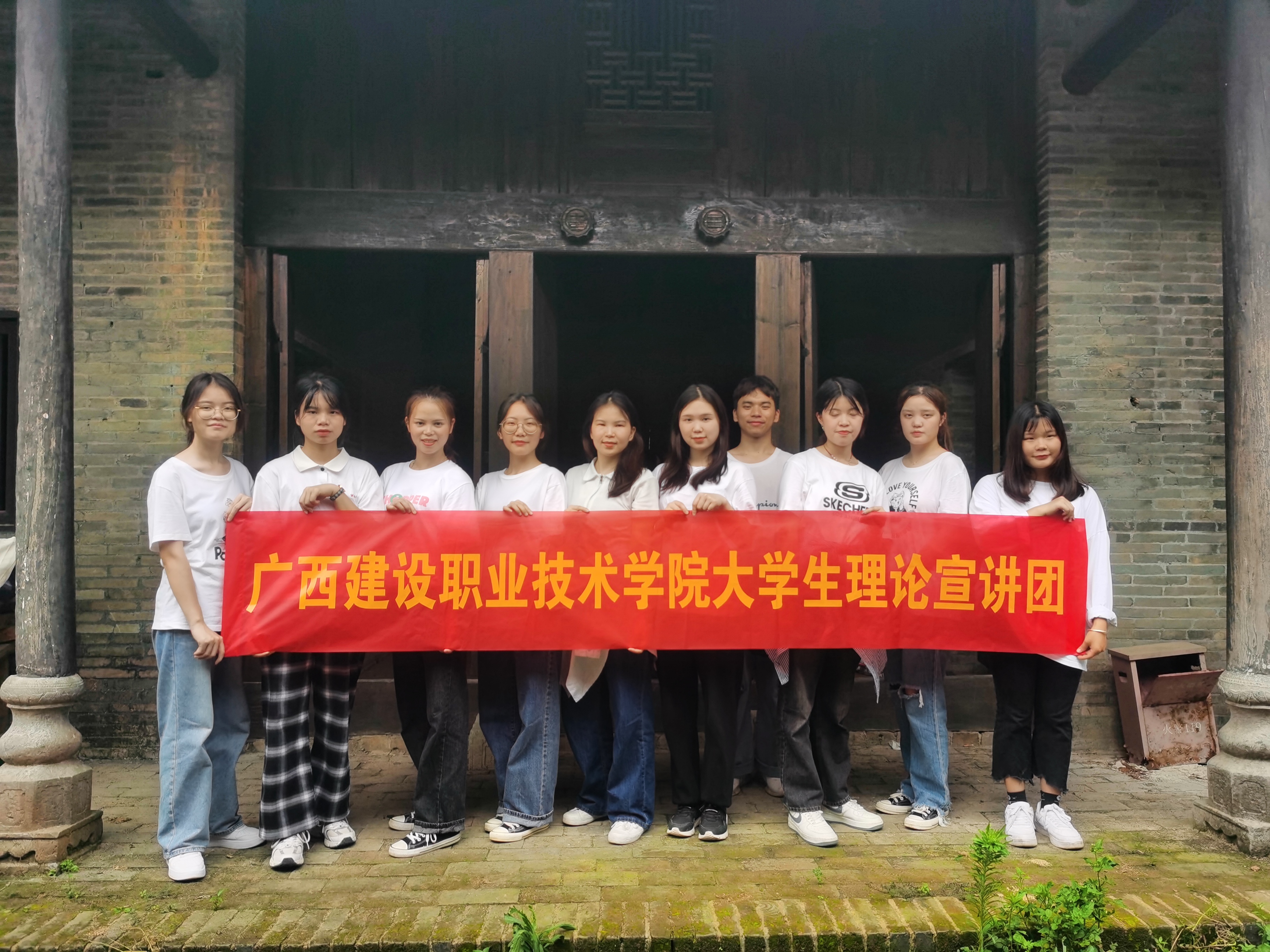 宣讲团成员在古开云线上平台（集团）官方网站前合影