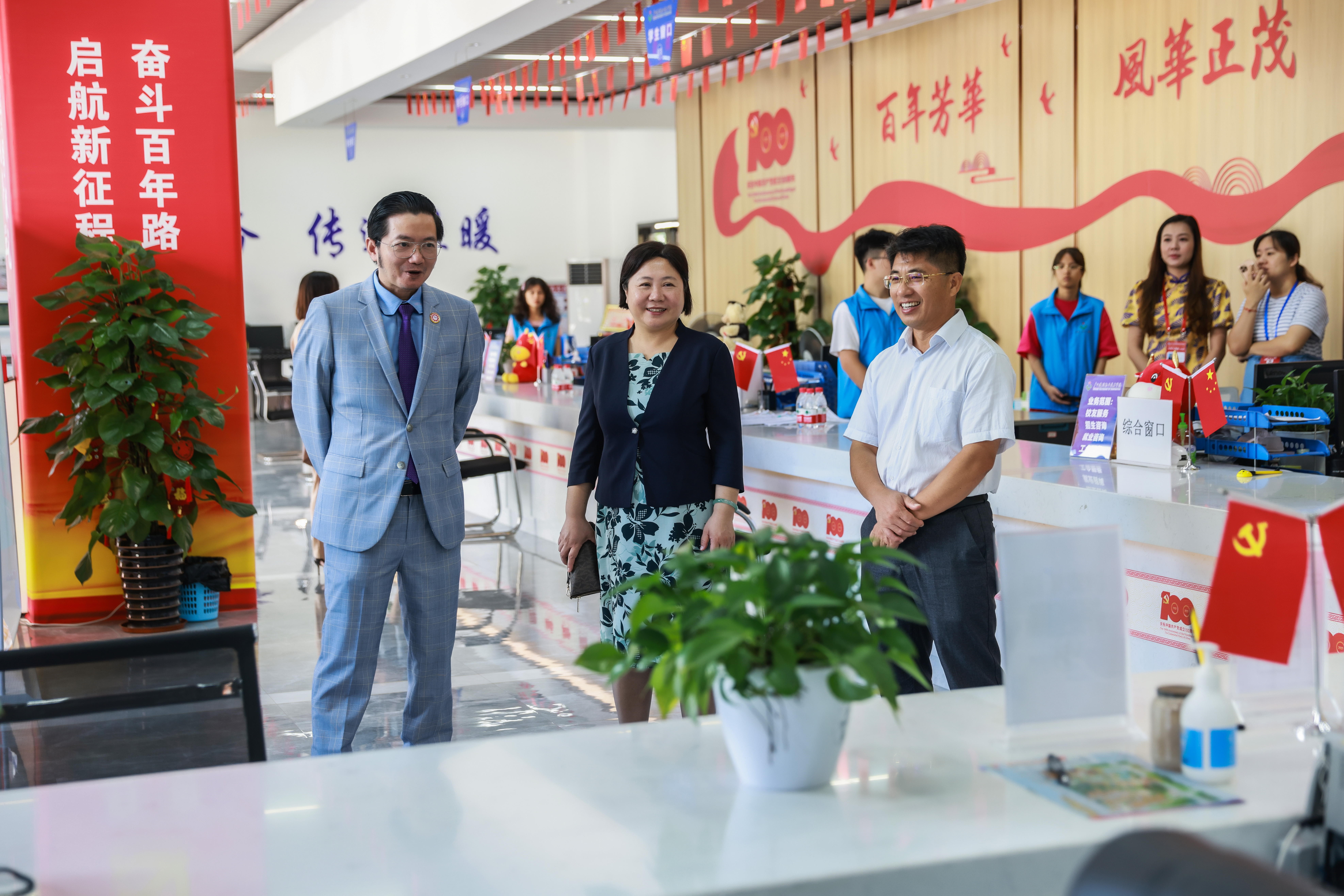 刘晓红书记、伍耿清副院长陪同杜南忠总领事一行参观开云线上平台（集团）官方网站“一站式”服务中心