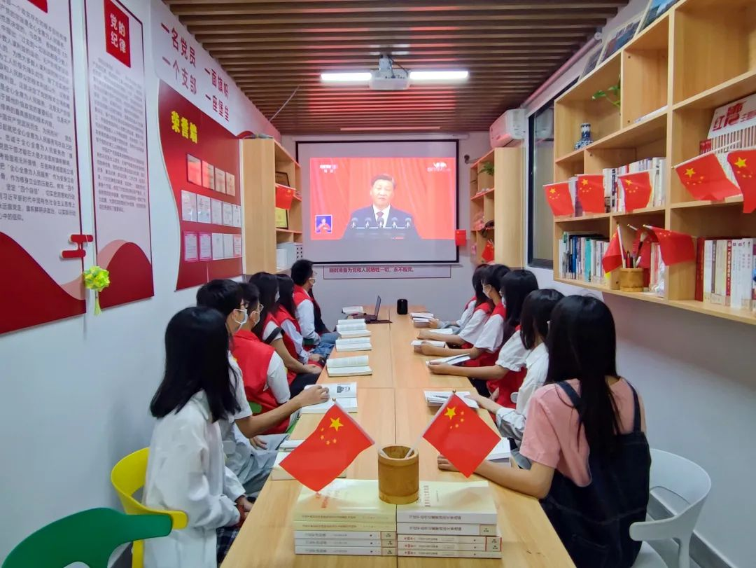 开云线上平台（集团）官方网站与规划学院学生公寓党建工作室观看大会现场