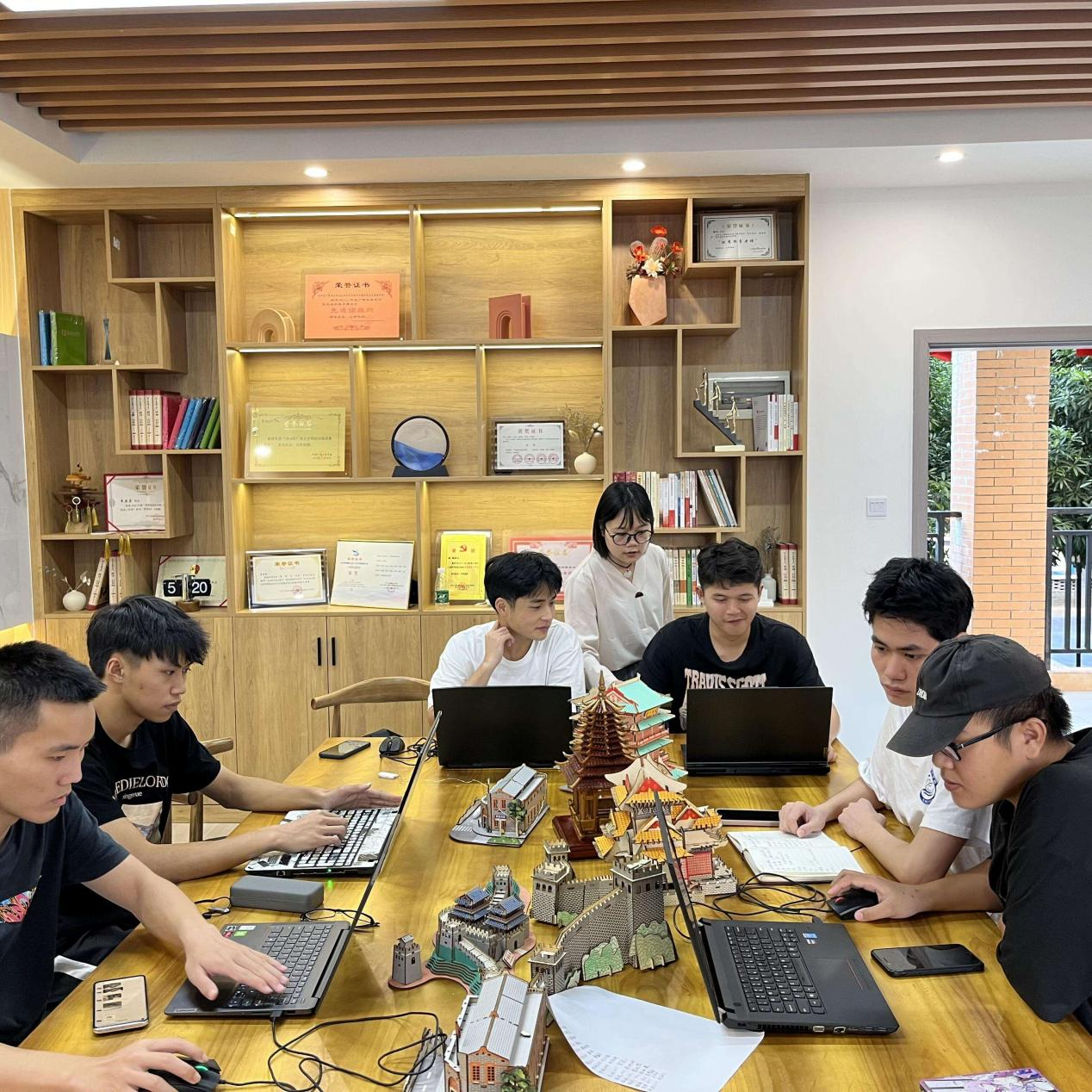 李玉老师与同学们讨论干栏式开云线上平台（集团）官方网站