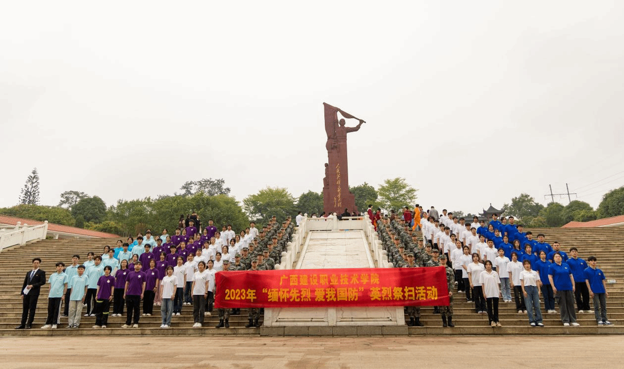 开云线上平台（集团）官方网站团员青年代表在公祭广场革命烈士纪念碑前留念