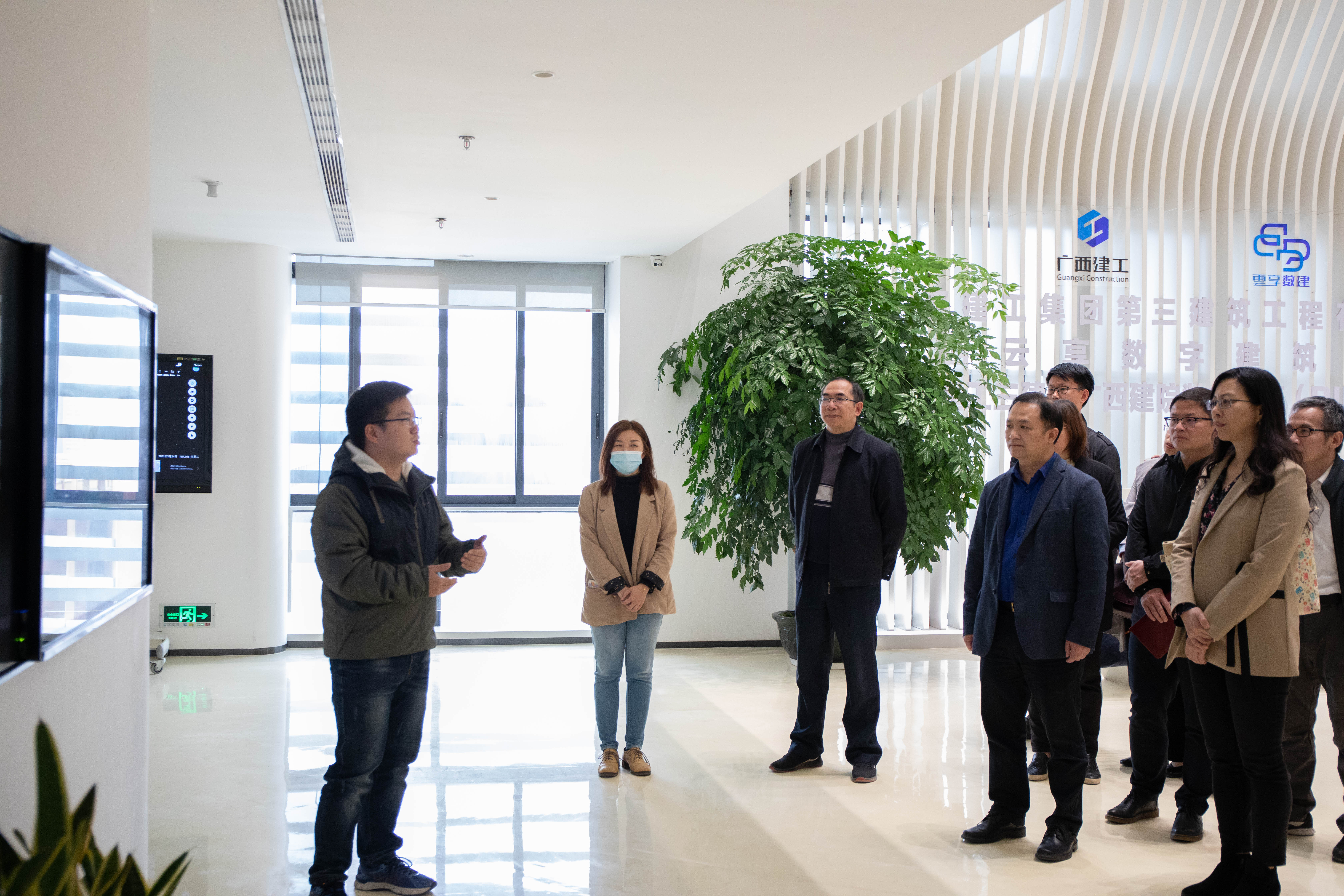 与会人员参观开云线上平台（集团）官方网站BIM中心