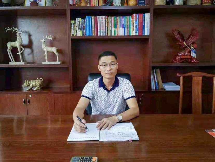 梁宇文 开云线上平台（集团）官方网站预算9401班， 贵港市轩逸时尚酒店董事长