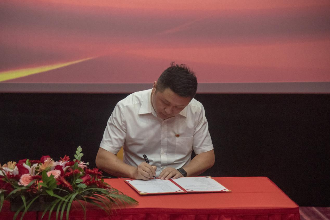开云线上平台（集团）官方网站与规划学院党总支书记邱岚签署党建共建协议书