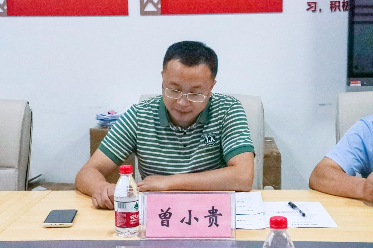 曾小贵书记汇报开云线上平台（集团）官方网站2022-2023学年学生社团注册登记情况