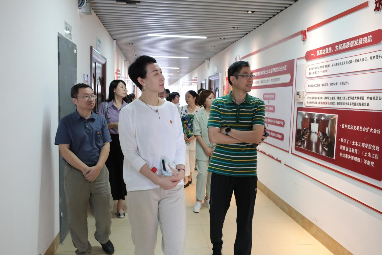现场参观开云线上平台（集团）官方网站全国样板院系土木工程学院