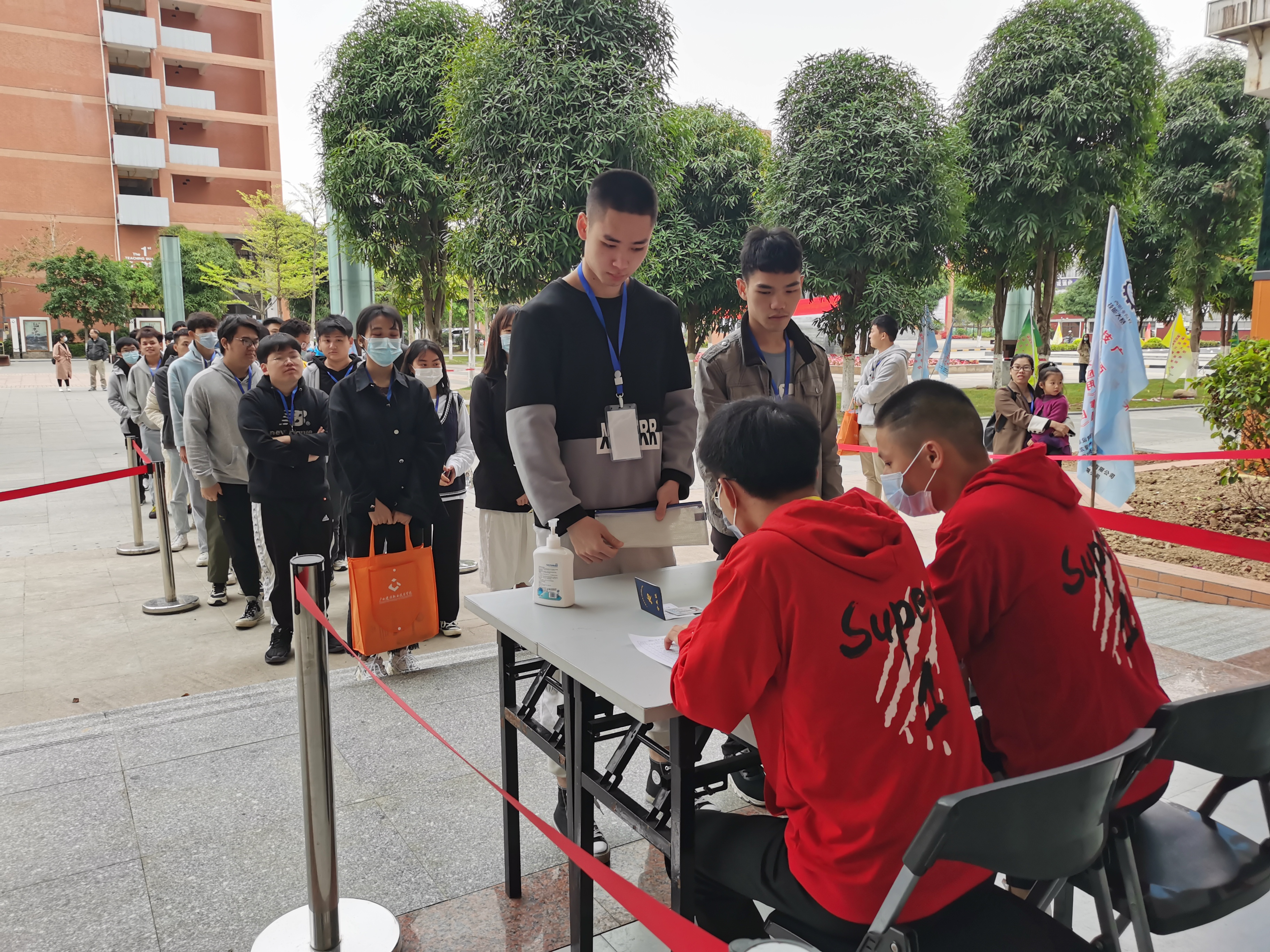 开云线上平台（集团）官方网站工程识图赛项开赛前选手检录