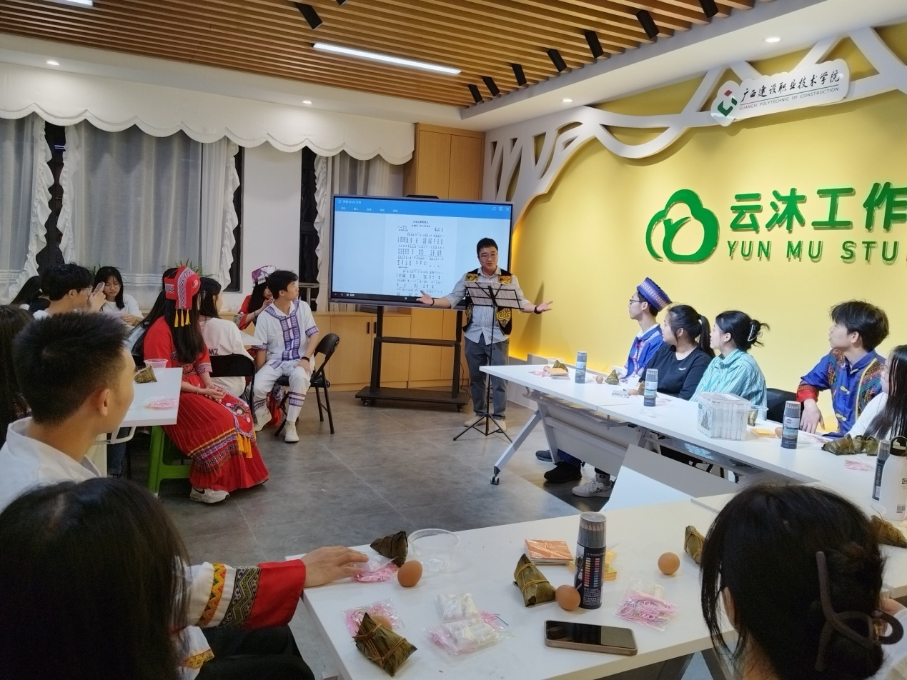 开云线上平台（集团）官方网站与规划学院辅导员田申老师指导并领唱山歌