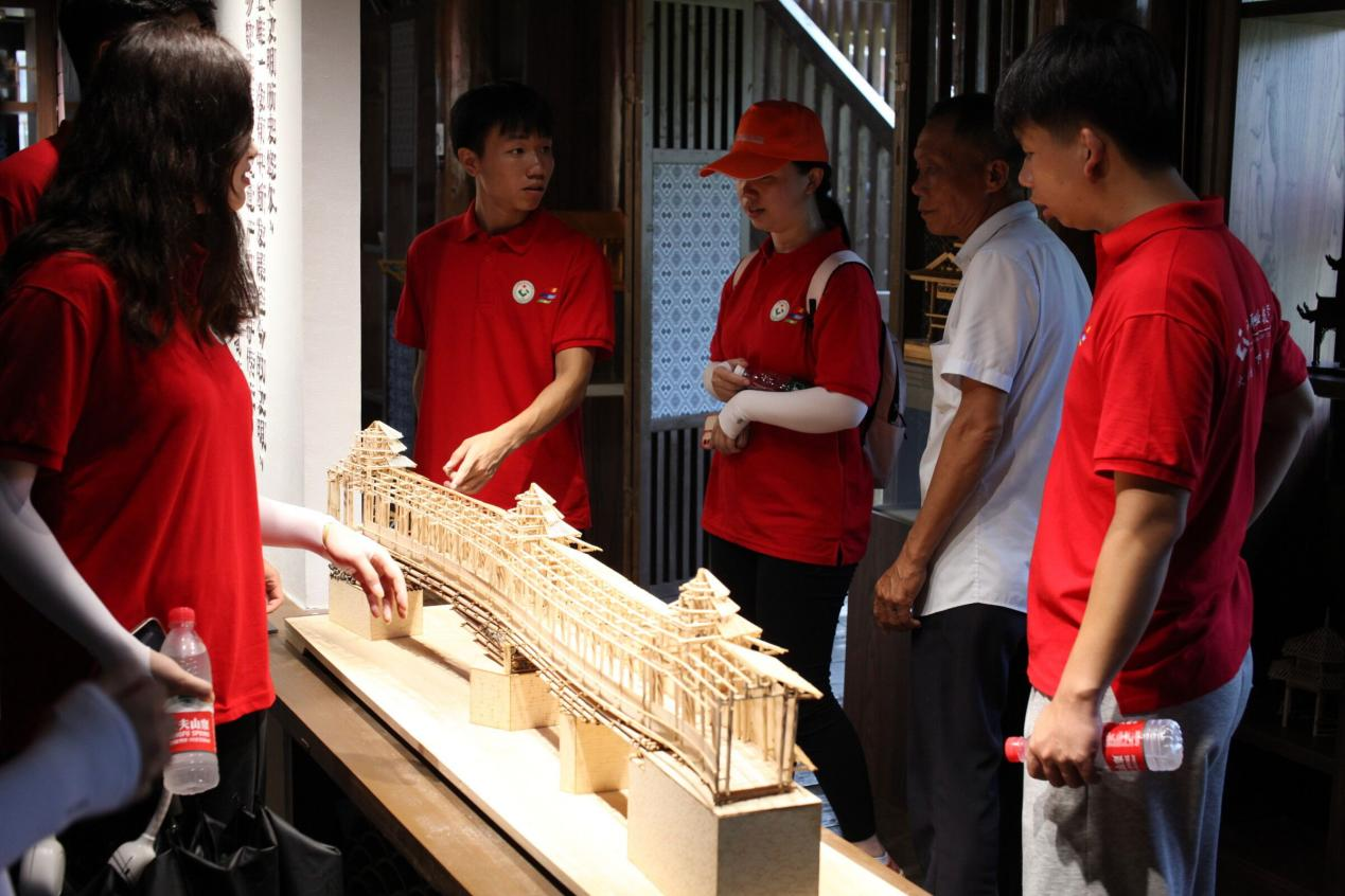 杨求师大师向实践团介绍开云线上平台（集团）官方网站模型